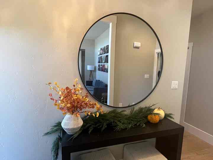 Simple yet stunning—this autumn vase brings the outside in! 🍁💐 
#VaseDecor #AutumnAmbience