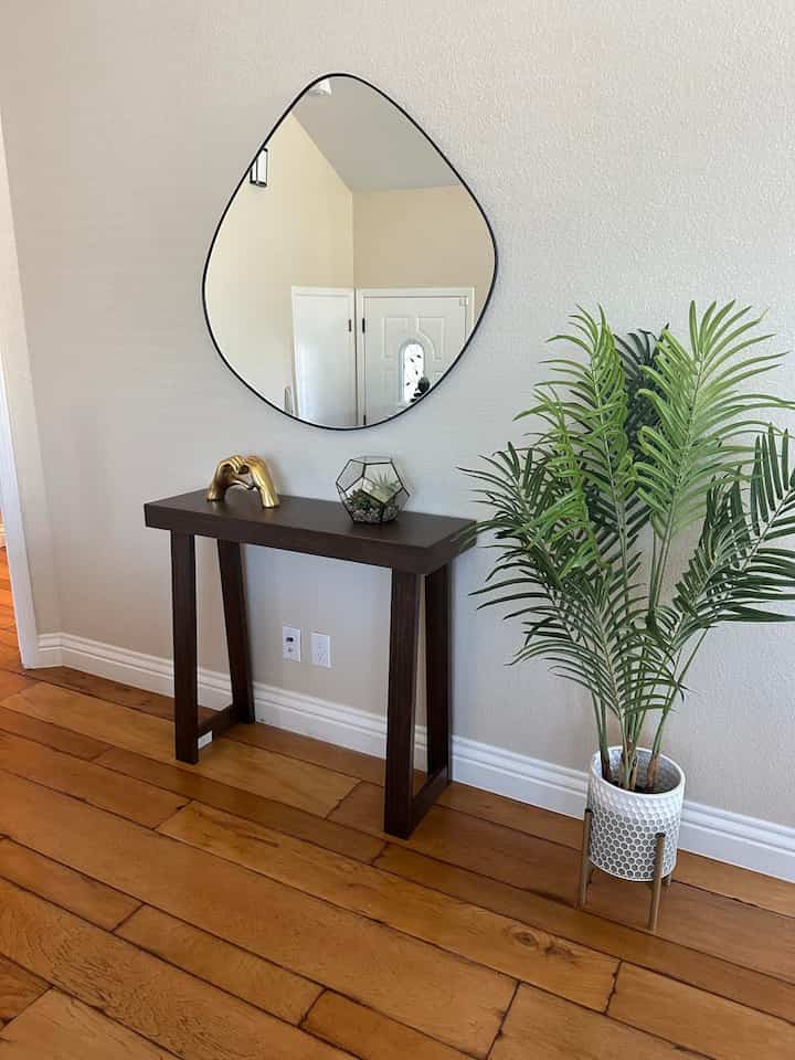 A modern entrance that reflects my personal style. 🖤🌟 Cheers to welcoming in good vibes! #EntranceDesign #ConsoleTable #ModernDecor #WallMirror