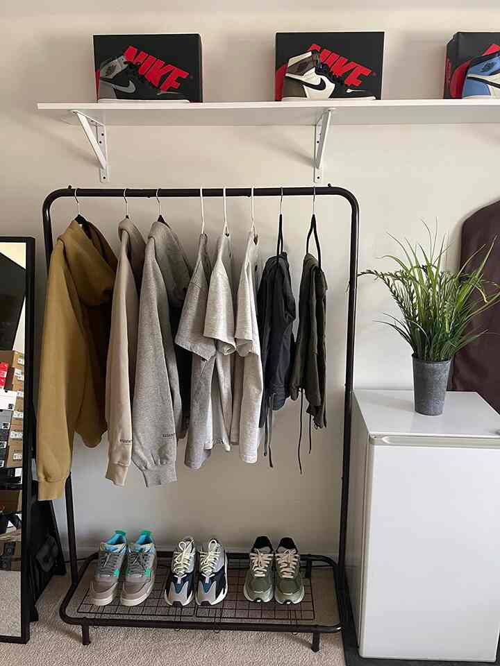 A functional hallway closet makes all the difference! 💖✨ Here's to tidy spaces and beautiful details! 
#HomeVibes #ClothingRack #MinimalistDecor #SneakerStorage