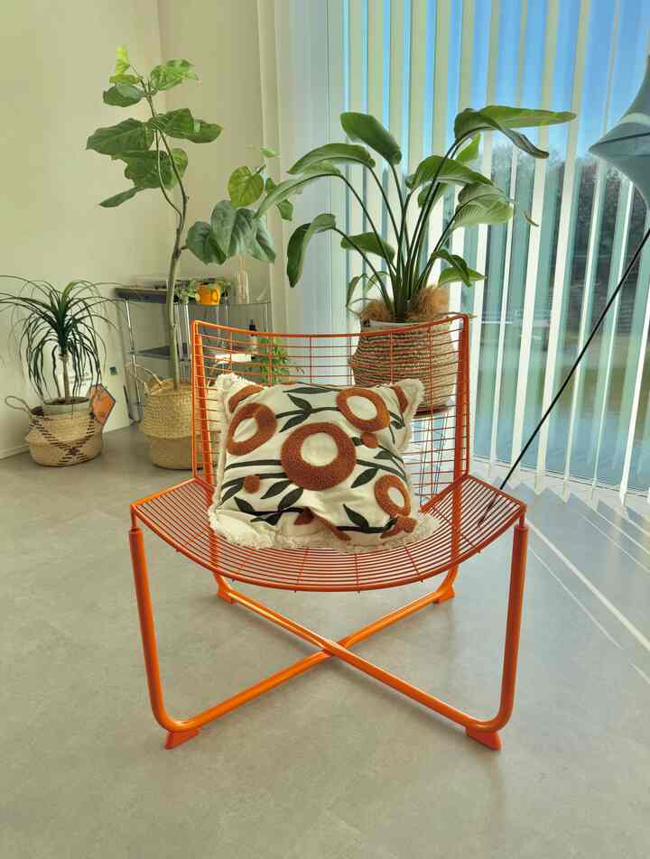 チェアに合わせて、バリ島で買ったクッションを。

オレンジ🍊差し色になって、可愛いです。

#IKEA家具 #IKEAチェア #IKEA #観葉植物