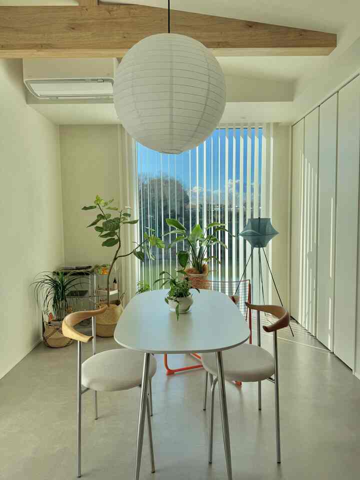 照明は親友からプレゼントでいただきました。
とても気に入っています☺️

ダイニングテーブルはもぉ少し大きいのが本当は欲しかったのですが、2人ならこれでも十分だねとなり使い続けてます。
シンプルで好きなデザインです✨

ですが、ずっと狙っているダイニングテーブルがあるので、いつかはお迎えしたいなぁと思っています✨

#ダイニングテーブル #ダイニング照明 #ダイニング #ダイニングチェア 