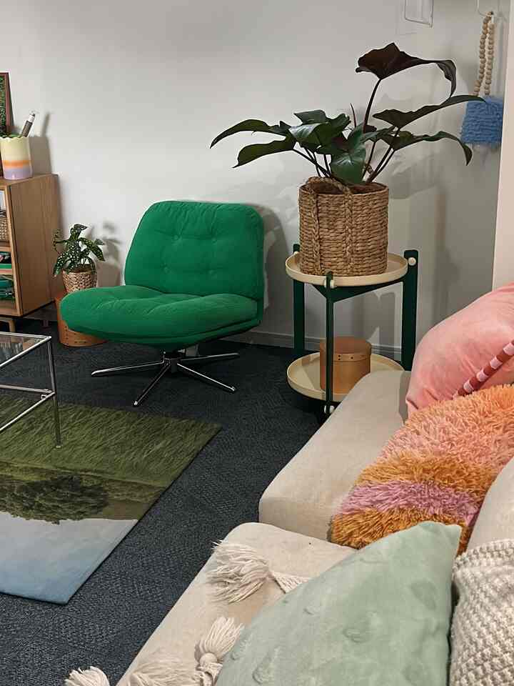 大きめ植物をお迎えしました
全部CAINZで購入

植物はホームセンターがお得に買えるので
いつも利用してます☺️

#カラフルインテリア　#海外インテリア #ミッドセンチュリー　#韓国インテリア　#植物のある暮らし