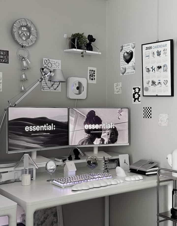 グレーの壁と白いデスクが配置されたモダンなホームオフィス、デュアルモニターとデスクランプが印象的な空間