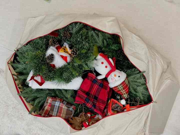 #오늘의우리집 #콘수프기록 

クリスマスが過ぎ、今は木を整理する時間です！ 🎄✨
今年も家の中を明るくしてくれた木と装飾を一つずつまとめて思い出を思い出してみてはいかがでしょうか？写真の中に見える整理のヒントのように、ツリーとデコの小物を別々に分類してきれいに保管すれば来年も新しいように使えます。 🎁🎀特にツリーバッグは大きなツリーも問題なく収納でき、省スペースにぴったりです！整理中は猫のようにかわいい執事の邪魔（？）があるかもしれないので、もう少し余裕を持つのもいいでしょう。 🐾

今、木の代わりに暖かい冬の小道具で家の中を飾り、新しい季節を迎えましょう。次のクリスマスまでは別の季節の風景が私たちのそばにありますよね？  #겨울인테리어 #고양이와함께 #트리장식 #집꾸미기 #겨울데코 #정리팁 #트리가방 #트리소품정리 #계절인테리어 #포근한집 #홈인테리어 #공간활용 #추억정리 #집사의삶 #고양이사진 #겨울소품 #트리보관방법 #다음크리스마스 