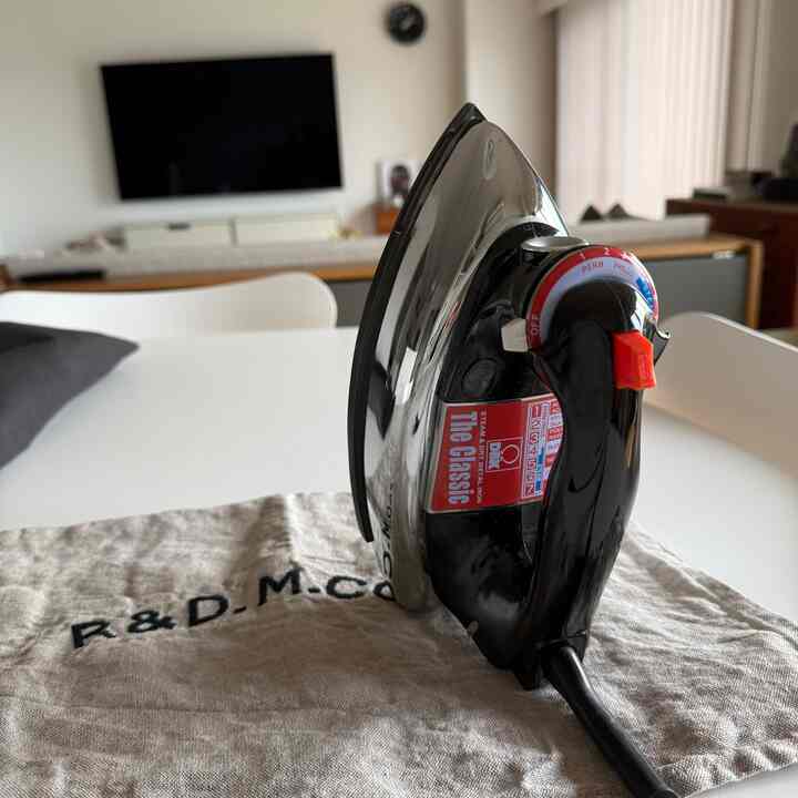 ダイニングでのアイロン掛け。
D.B.K.社のスチーム＆ドライアイロンはずっしりした重さで綺麗に皺が伸びてくれる優れ物。
このデザインも相まって嫌いだったアイロン掛けも楽しくなった！



#DBK社アイロン
#R&D.M.Coリネンクロス
#マンションリノベーション
#北欧インテリア