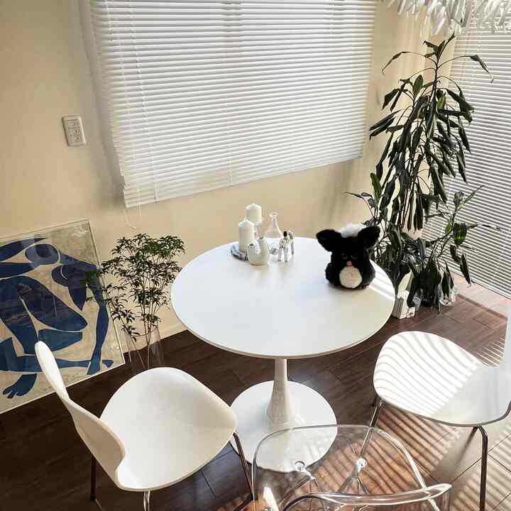 模様替えしたいなと思いつつ、、、
植物元気がないので療養中🌿

#ホワイト家具 #植物インテリア #ブラインドおすすめ #ホワイト＆ウッド #IKEA #IKEA照明 