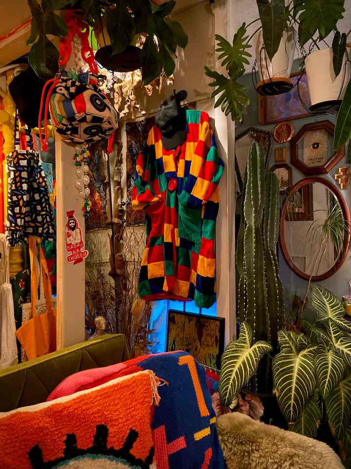 You can also use your favorite clothes that you just bought as part of your interior decor.

#Midcentury #ヴィンテージ #昭和レトロ

#Houseplants #グリーンインテリア #多国籍インテリア

#Vintage clothes #アートウォールインテリア