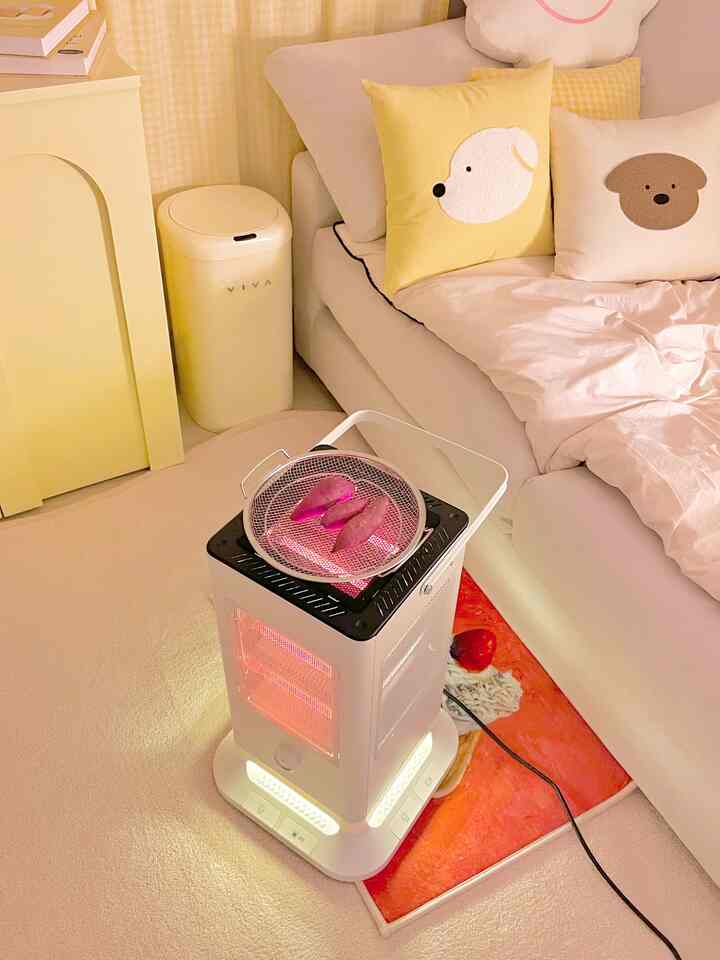 黄色とクリーム色のトーンのリビング、かわいい犬の顔クッションと電気ヒーターが配置された温かみのある空間