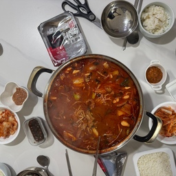 피코크 곱창전골 맛있어요!!
재료도 따로 추가하지 않고 끓였는데도 
푸짐하고 밀키트같지 않은 퀄리티, 특히 잡내가 안나요! 
피코크 제품은 믿고 먹지만 더욱 신뢰가 쌓였답니다. 
손님오면 먹을만한 메뉴로 하나 추가요!! 
#오홈스토랑 #저녁메뉴 #오늘의메뉴 #콘수프기록 #곱창전골 #피코크 #밀키트추천 #저메추 