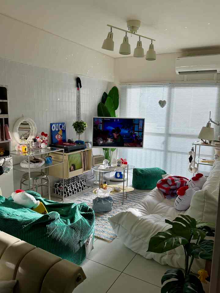 Saya menyingkirkan pohon itu dan membiarkannya tidak tersentuh.
Saya akhirnya menyiapkan ruang tamu 🛋️
Interior ruang tamu sedikit baru tahun ini.
Saya sedang memikirkan apa yang ingin saya lakukan.

#Ruang Tamu #リビングルーム #タイル #リビングインテリア #マイルーム #マイルームインテリア #韓国インテリア #韓国雑貨 #部屋作り #模様替え #マンションインテリア #거실인테리어 #마이홈 #마이룸 #아파트인테리어 #거실 #타일시공 #타일