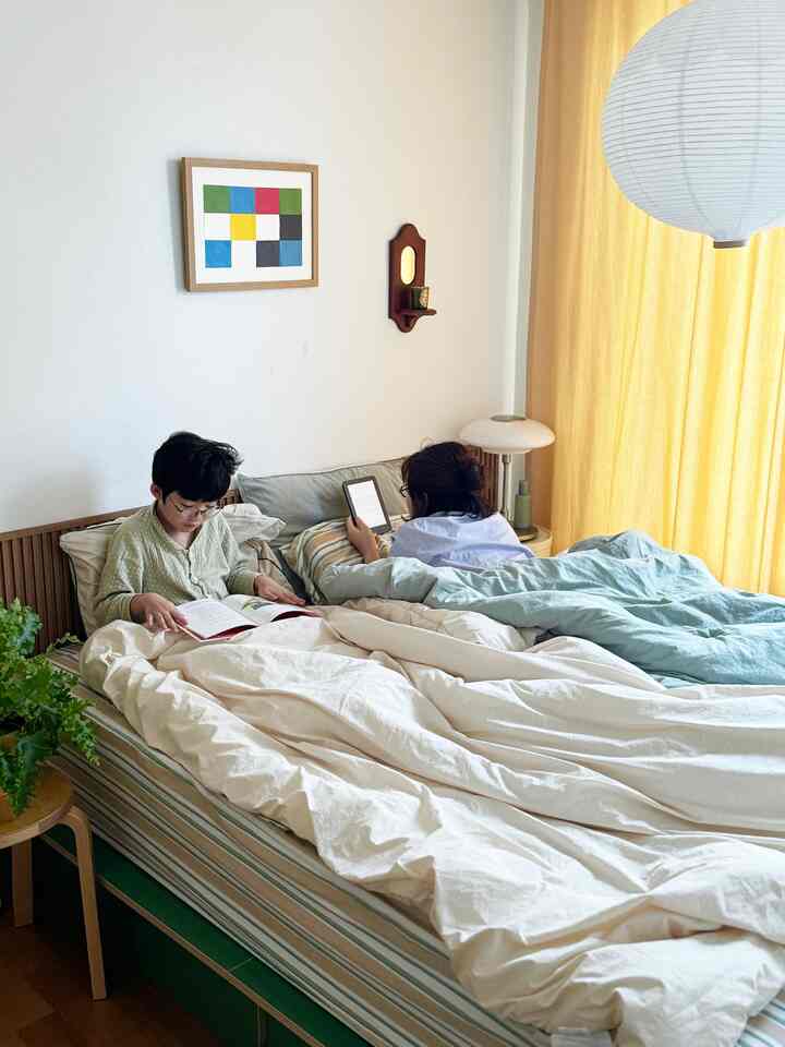 

休暇に良かったのは、子供と喧嘩すること！
寝て寝ない子供のおかげで 
気象時間に変動はありませんでしたが、 
ベッドで寝転んで朝の読書もして
卵トーストを焼いてゆったりと朝も食べる
この時間も少し懐かしいようです。

＃子供の家のキッチンスタイリング ＃キッチン飾り ＃キッチンラグ ＃キッチンの飾りつけ ＃キッチンインテリア ＃家作り＃ルームツアー＃家の飾り
