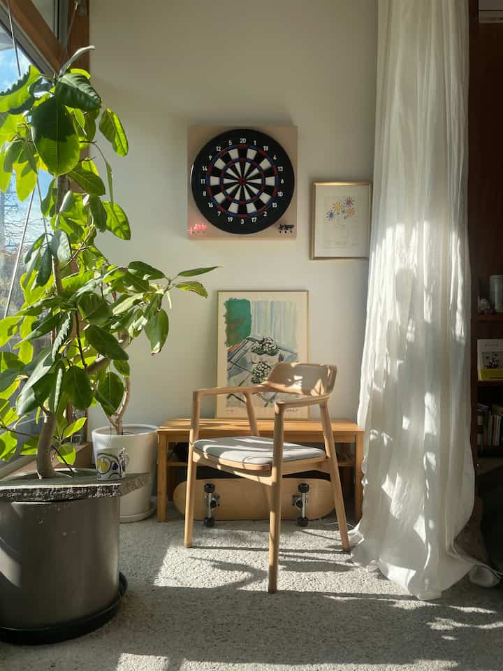 天気のいい日🌞は
土間に椅子を持ち出して
日光浴します🌿

#土間　#リノベーション　#renovation #ダーツ　#ダーツライブ　#観葉植物