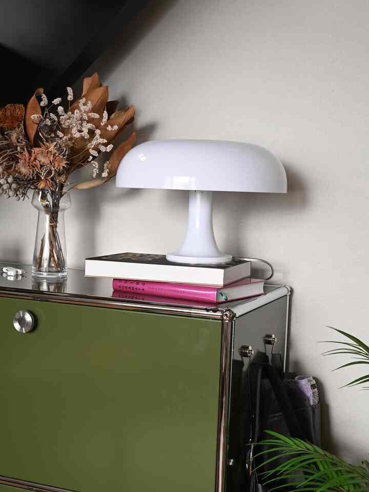 USM hallerには最近アルテミデのネッシノをあわせてます。Amazonで買ったネオジム磁石のフック、めちゃくちゃ磁力が強くてカバンを引っ掛けてもビクともしない。ハラーはフックがつけれるのが地味に便利です。
#usmhaller #artemide #ミッドセンチュリーモダン 