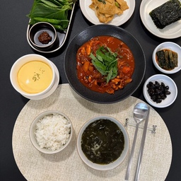 쌀쌀한 날에 매콤한 낙지볶음 
#오홈스토랑 #홈스토랑 #한식 #한식밥상 #낙지볶음 #신혼부부일상 #콘수프기록 #콘수프 #덴비 #굽접시 