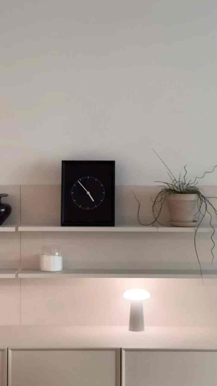 ＃かわいいテム最高です＃コンスープ記録 
新しく来た時計で作ったリールズ~~
ニューヨーク現代美術館、＃MoMA入店オブジェ時計、ミイ

額縁に触発されたシンプルなデザインに
卓上、壁掛け、横、縦活用度も無関心な時計

キッチン側と寝室に一つずつ！  
凛きれいな◼️◻️      

#壁時計 #オブジェ時計 #デザイン時計 #卓上時計 #原木時計 #ミニマルインテリア #キッチン時計 #リビング時計 #きれいな時計 #キッチン収納場 #リビング収納場 #オブジェ収納場 