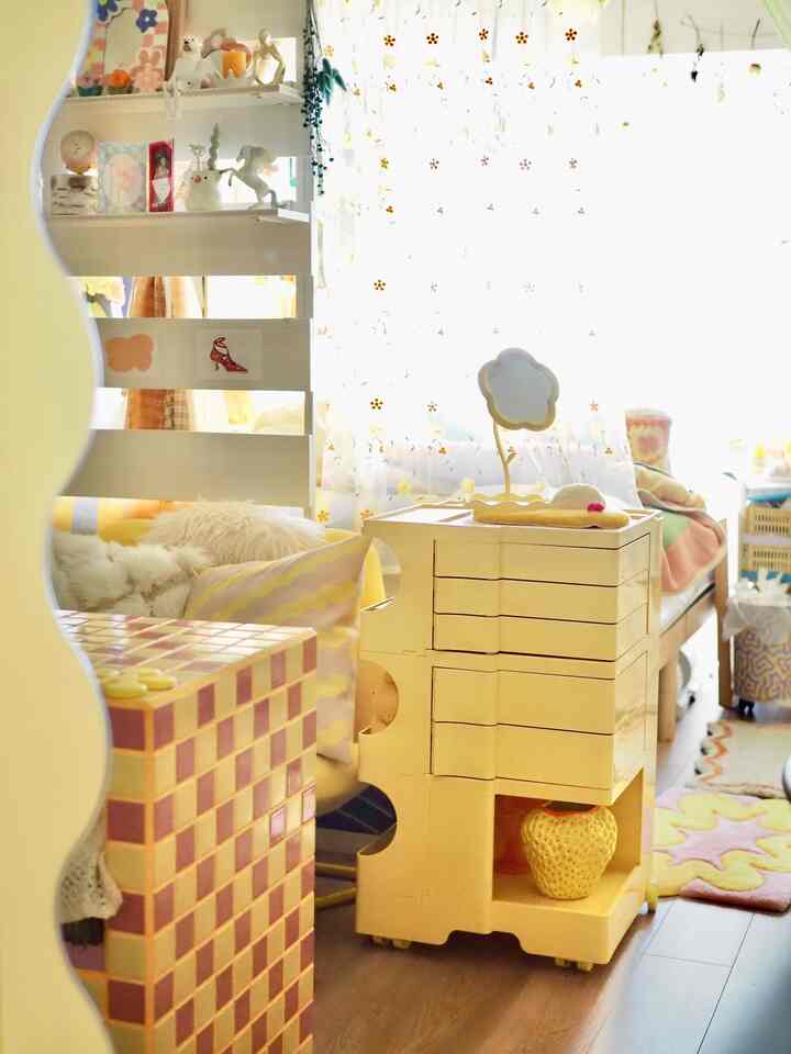 ボビーワゴンのリプロだけど色が可愛すぎて買ってしまった、、🥹私的にはキャスターまで本体の色になってるのも特にタイプだった💛

リプロだからちょっと心配だったけど、しっかりしたつくりでよかった！本家の方がやっぱり棚の開け閉めはスムーズだけど、今はこれで満足❤️‍🔥

いつか本家もこの色出してくれないかな🥹
そして最後は、少しレイアウトが変わったリビングチラ見せ💛

#カラフルインテリア #イエローインテリア #北欧インテリア #ボビーワゴン #韓国インテリア