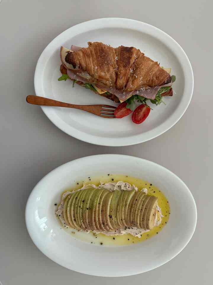 
食費を減らすために、ご飯を最大限に食べています！
私は最近欠けているリンゴのレシピがあります。
インスタで見てから食べたかったので食べました。
私は毎日毎日食べています。
ピーナッツバター+リンゴの組み合わせは多くの人が食べています。
要組合のアップグレード版イエオ！


🧾レシピ

*材料：リンゴ1個、グリックヨーグルト、ピーナッツバター、アルロス、オリーブオイル、コショウ

- りんごは半月形にきれいに切ってくれます。
- グリックヨーグルト3T、ピーナッツバター1T、アルロス1Tを混ぜて皿に敷いてください。
（グリッグヨーグルトがあまりにもクソだったら牛乳を少し入れてもいいです）
- その上にスライスしたリンゴをきれいに上げます。
- リンゴの上にオリーブオイルを適度に振りかけ、コショウもトクトク！

朝に簡単に食べたり、週末のお店でサンドイッチ 
一緒に食べていますㅎㅎㅎ
ピーナッツバターとリンゴの組み合わせ好きな人はこんなに一度
お召し上がりください🫶🏻🤍

＃オーホームストア＃コンスープレコード＃朝メニュー＃リンゴピーナッツバター＃ブランチメニュー＃ブランチプレート＃おがくずレコード右腕の先輩＃日の家具＃ホンバップメニュー＃ブランチ＃おすすめテム＃プレーティングハニーチップ＃テーブル設定 