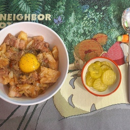#오홈스토랑 
🐷 양배추 돼지고기 덮밥 🍚
이것저것 차리기 귀찮을 때 간단하게 만들어 먹을 수 있는 레시피 소개해볼게요 :)
1. 양배추, 돼지고기를 먹기 좋은 크기로 썰어 냄비에 넣어줍니다. 양배추를 밑에 깔아주세요. 수분이 나와 물을 많이 넣지 않아도 잘 쪄져요.
2. 올리고당 한 바퀴, 치킨스톡 반 스푼, 물 30ml, 진간장 4스푼, 미림 3스푼을 넣습니다. 고기의 잡내를 제거하기 위해 마늘도 추가하면 좋아요. 저는 일본식 덮밥맛을 좋아해서 쯔유도 한 스푼 둘렀어요.
3. 약간 맵싹하게 먹으려면 청양고추나 페퍼론치노를 넣으면 됩니다. 기호에 맞게 조절해주세요.
4. 양배추가 숨이 죽으면 얼추 익은 것이니 고기와 함께 고루 섞은 뒤 따뜻한 밥 위에 올리면 돼요.
5. 부드러운 맛을 위해 날계란 하나를 위에 깨주고, 마지막으로 통후추와 바질가루 한 번씩 뿌리면 완성!!
재료도 굉장히 간단하고, 찜요리하듯 모든 재료 넣고 익히기만 하면 되는 거라 쉬우니 꼭 한 번 해보세요 🥰
#ftc8기이야기 #콘수프기록 #덮밥 #면기 #간단요리 #레시피 #저녁메뉴 #식기 #수저받침 #테이블매트 #지브리 #한끼식사 #일상기록 #자취요리 #요리꿀팁 #맞팔 #이웃집토토로 #수저세트 #추천메뉴 