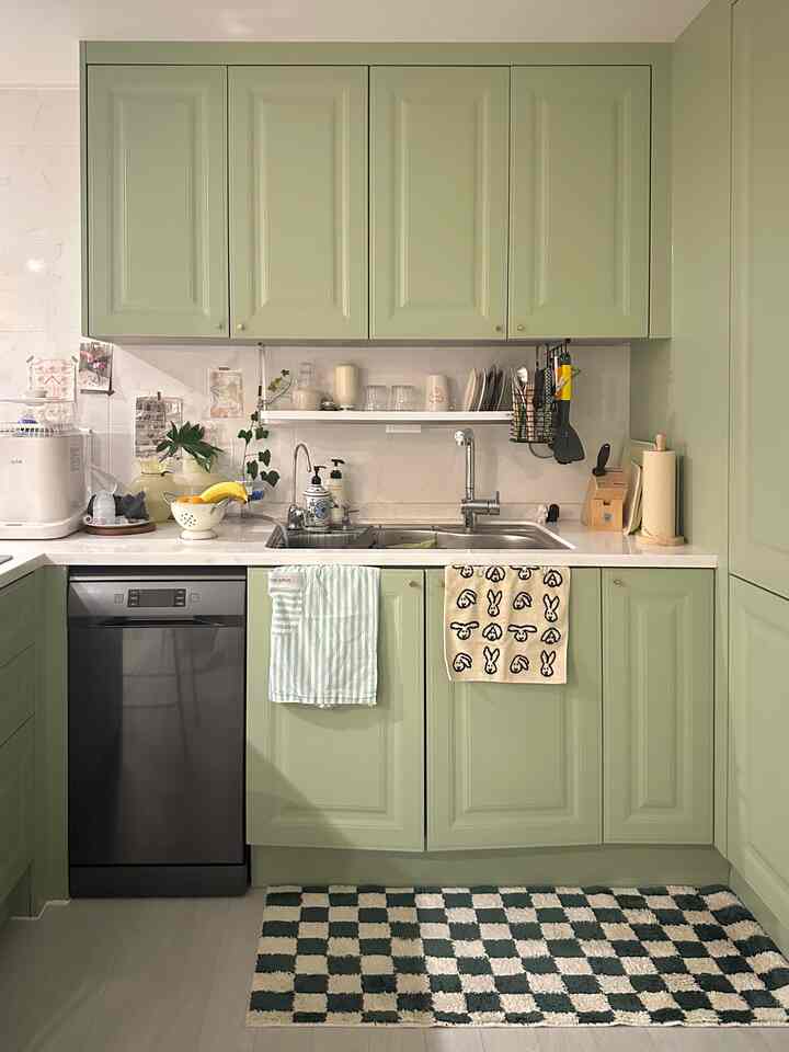 The place I think I did the best while remodeling is the kitchen.
This is Gomine Kitchen, made with my own color that doesn't follow trends ;) 

I chose Benjamin Moore colors online and made an olive kitchen that I had dreamed of, somewhere between American and European sensibilities. 

These days, I'm raising a newborn baby, so the kitchen feels small because it's filled with baby items, so I'm thinking of organizing it again with storage soon. 

Even when I'm tired from raising a baby, it's a healing space when I cook in the kitchen. 

#RomanticKitchen #주방 #주방인테리어 #육아템 
#Mommazone #오르테 #브레짜 #라비킷 #꿈비 #발뮤다
#BalmudaToaster #일리커피머신 #모듈가구 #주방정리
#KitchenStorage #주방러그 #주방용품 #주방수납 #주방꾸미기 #콘수프기록