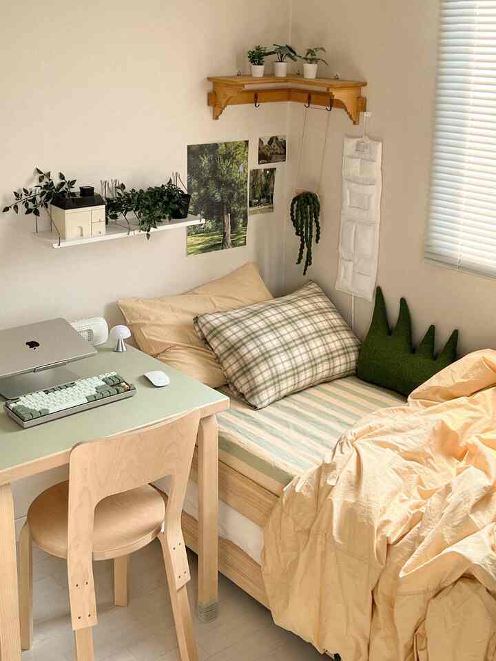 ベージュと白を基調とした小さな寝室、机とベッドが配置されたシンプルでナチュラルなインテリア