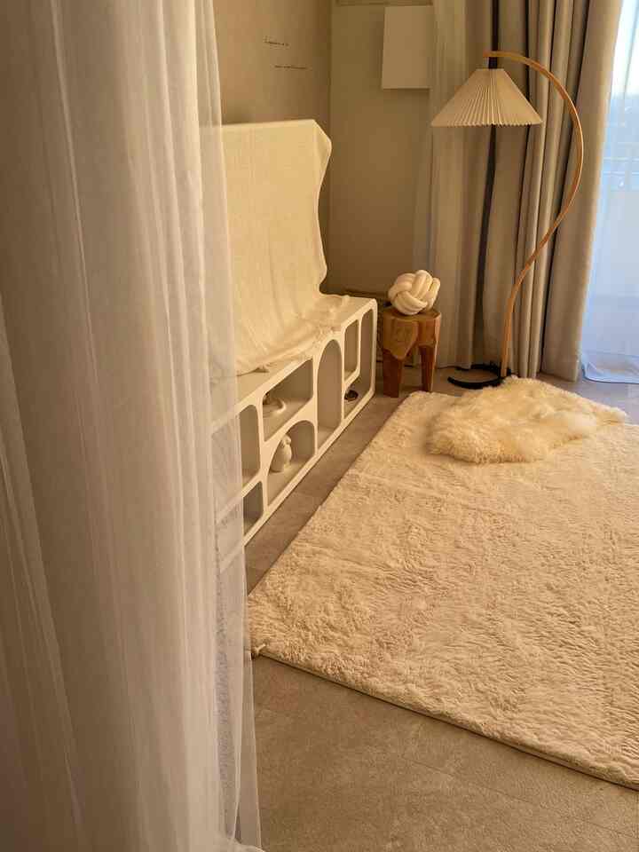 西向きリビングなので、夕方お部屋がオレンジがかってくる時間がとでも好きです。

レースとアーチとプリーツとファーで優しい印象の中にも冷たさもあるような空間にしたいと考えています。 

#マンションリフォーム
#マンションインテリア
#中古マンション
#中古マンションリノベーション