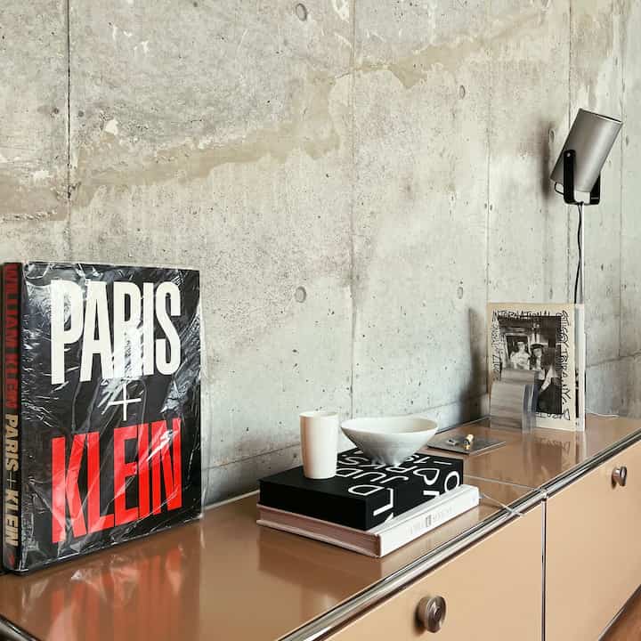 William Klein : PARIS
　　　　
東京　New Yorkもいつかは
　　　　　
#williamklein #黒田泰蔵 #松本治幸 #interior #インテリア #인테리어  #暮らしの記録 #リビング #リビング本棚 #リビング小物 #リビング収納 #アート #本 #本棚 #シェルフ #器