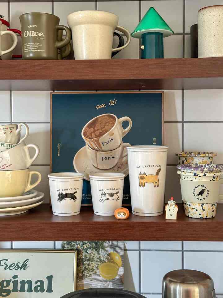 #내돈내산 #콘수프기록 

オリ工房で注文して1ヶ月かかったキッチンテム 
マグカップ？カップなのに陶器に直接絵描きますよ！ 
黒猫のサバ猫とシャム猫のみかんの子！  #커피잔 #머그잔 #주방 #주방인테리어 #로망담긴주방 #홈카페 #홈카페인테리어 #홈카페존 #포스터 #맞팔 #유어투데이 #신혼집인테리어 #맞팔 #브레빌 #커피머신 #버츄어팝 #네스프레소 #네스프레소커피머신 #네스프레소버츄오 