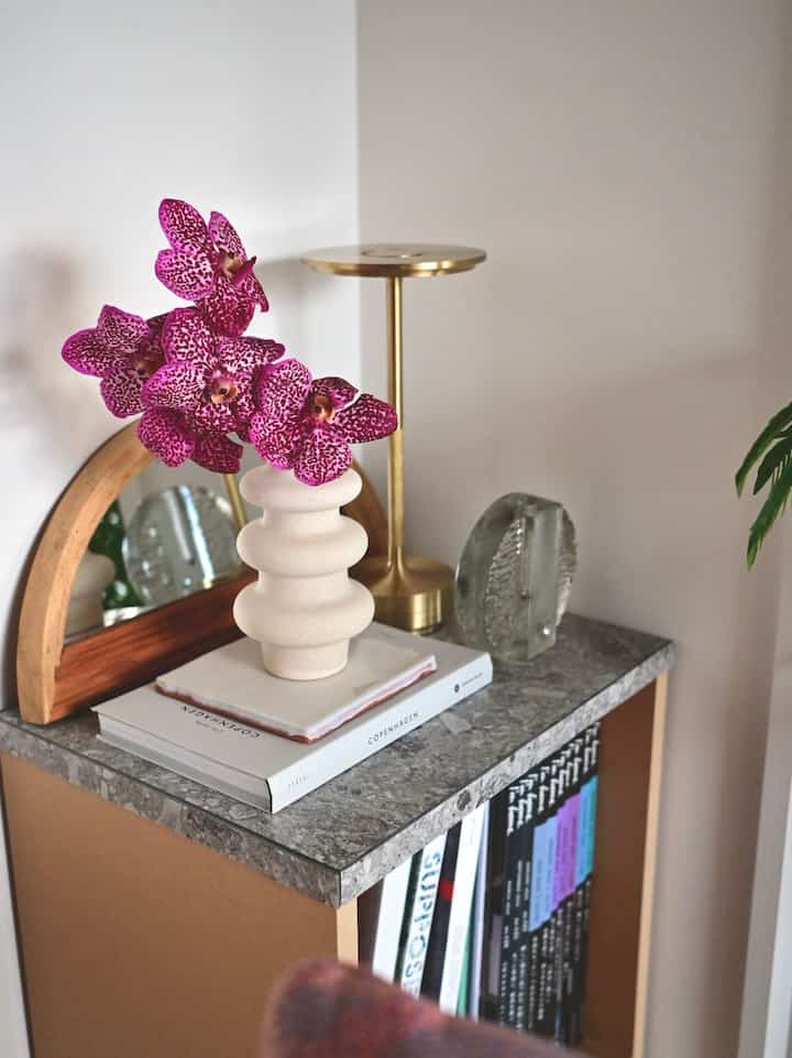 珍しいタイプのバンダをゲットしました〜🥰正式な品種が分からないけどバンダスペックルか、バンダブラックスポットかな、、、
とにかく美しくてずっと眺めてられる〜🫧
フラワーベース は数年前のH&M homeのもの。このバンダに合いそうな気がして眠っていたのを引っ張り出してきました。
#フラワーベース #花瓶 #バンダ #テーブルランプ 