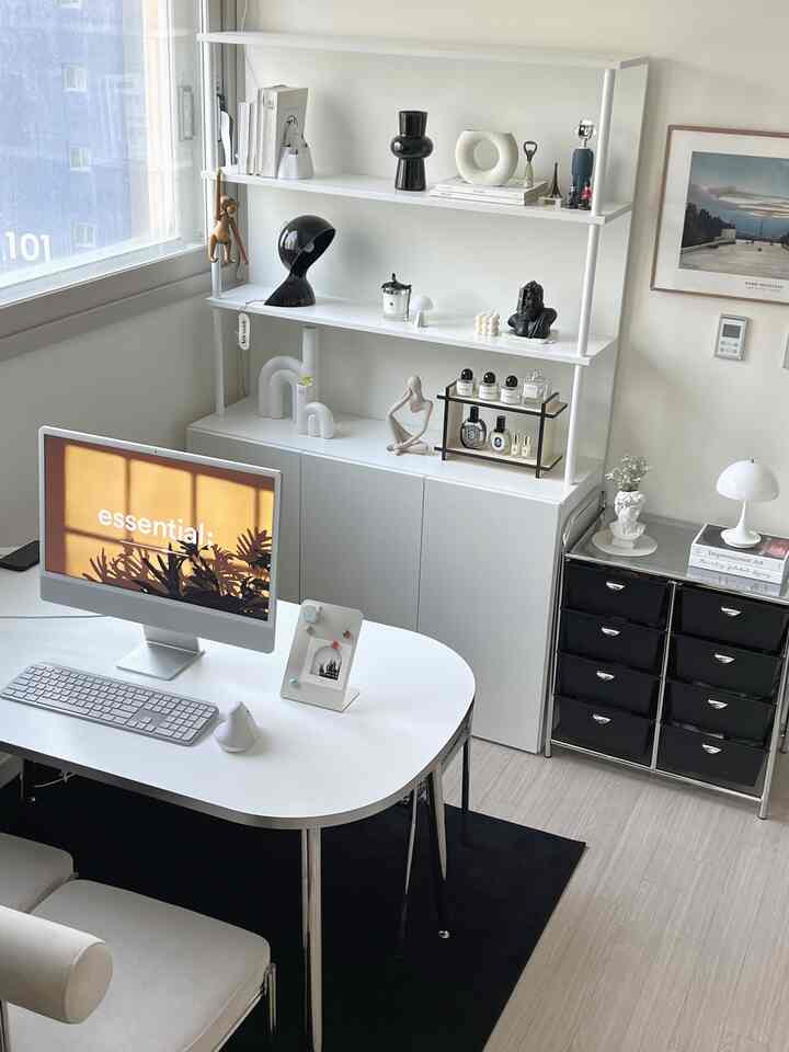 ブラックポイントちゃんとくれちゃった僕のホワイトブラックワンルームビュー
今日は航空ショットで撮ってみました ‘-’

ブラックラグでチェンジアップしたキムに、気分転換ブラック棚まで入れてしまいました！
ホワイト+シルバー+ブラックで塗装されたマルジェルームが好きすぎる🖤🤍

きれいな照明でポイントを与え、すっきり仕上げたインテリアはどうでしょうか:) #roomtour #룸투어 #원룸인테리어 #원룸꾸미기 #원룸가구 #블랙가구 #화이트인테리어  #집스타그램 #자취방 #오피스텔인테리어