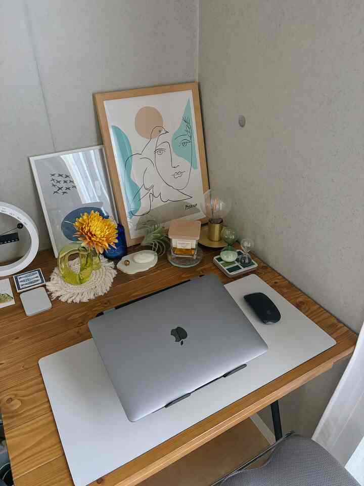 作業スペースです👩🏻‍💻
デカすぎるマウスパッド使いやすい。

#ナチュラルインテリア #モダンインテリア #モダンヴィンテージ #モダンナチュラル #一人暮らし部屋 #在宅勤務 #デスク周り #デスクインテリア 