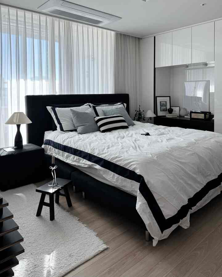 私の家の黒い寝室🖤
よく寝る方ですが、今日は特にもっと眠りがソルソル来ましたね！

#odere #ブラックベッド #オーデルベッド #オーデル #ブラック家具 #ブラックインテリア #blackinterior #寝室飾り #ベッド #ベッドルームインテリア #きれいなベッド #金具 #ホワイトインテリア #モダンインテリア #家具 #セルフインテリア #ホームスタイリング #ブラック＆ホワイトインテリア＃新婚旅行＃今日の家＃home＃interior #bedroominterior