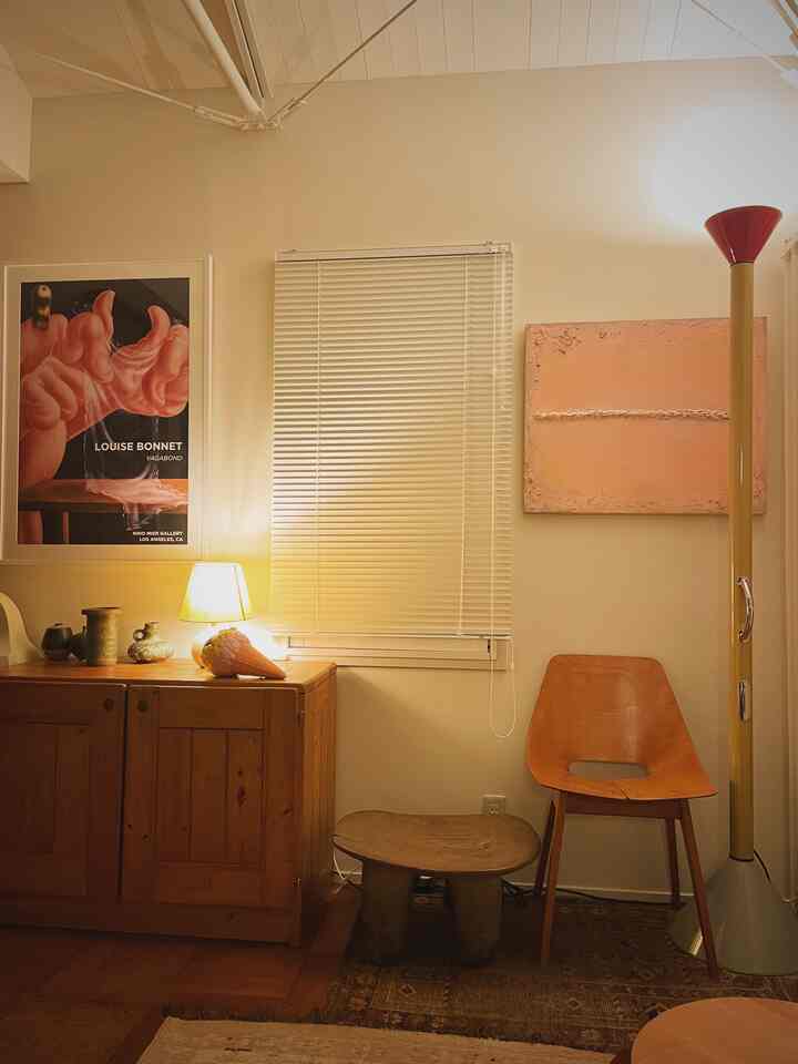 夜、間接照明だけで過ごしている
天井からの照明だけだとのっぺりしちゃうけど、
色んな高さの照明を灯すと部屋が立体的に見えて落ち着く

#間接照明 #照明 #right #조명 #무드등 