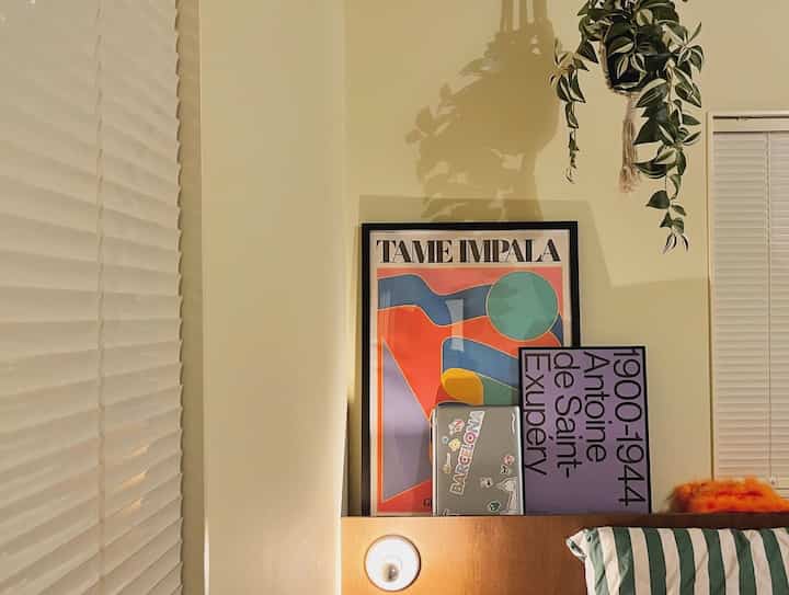 #ベッド #ベッドインテリア #ベッドルームスタイリング #寝室 #寝室スタイリング #ベッドカバー #ポスター #カラフル #カラフルなインテリア #カラフルインテリア #colorful 