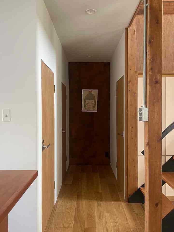 ホールには奈良美智さんの絵を🖼️

#アート　#奈良美智　#ホール　#ヘイムスペイント　#スケルトン階段