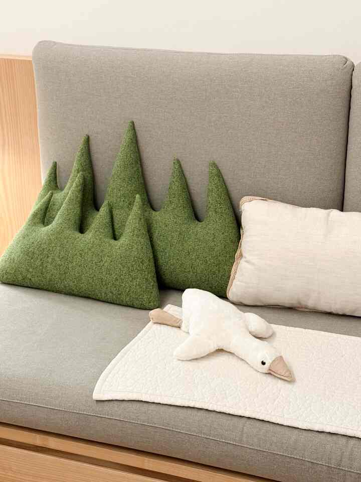 #블랑가또 #오리인형 #애착인형 #육아스타그램 #육아템  #아기선물추천 #아기선물 #백일선물 #국민육아템 #Duck #plush #인테리어소품 #아기방꾸미기 #맞팔 #선팔 #맞팔환영 #맞팔해요 #맞팔소통 

愛着人形は単純なおもちゃを超えて、子供たちに心理的安定感と友達のような存在になってくれます。特に子供たちが一人で寝るのが難しいとき、愛着人形は大きな助けになることができます。暖かくてふわふわの風合いが安定感を与え、人形を抱きしめれば寂しくないという感じを与えるからです。大人にも愛着人形はストレスを緩和して心を落ち着かせてくれるヒーリングアイテムとして位置づけられています。

ブランガットアヒル愛着人形を選んだ理由は何よりもそのかわいいデザインと高級な品質のためです。丸みを帯びたアヒルの生え見が見ても気持ち良く、柔らかく安全な素材で作られ、子供や大人とも安心して使えます。また、ブランガやスタイリッシュなデザインで空間のどこに置いてもよく似合うので、実用性と感性の両方に満足できますよ。ユーザーの感情をよく理解した製品なので、一度手に入れるのは難しいほど愛着が行く魅力があります！

ブランガトアヒル愛着人形は柔らかくてふわふわの風合いで、子供たちや大人の皆に愛されるアイテムです。かわいいアヒルデザインにドングルドングル顔とふっくら体型が特徴だと見るだけでも気分が良くなります。特に肌に触れる部分は高級生地で作られ、敏感肌にも心配なく使用できますよ。

長所なら何よりもふわふわで安定感を与える触感！寝る前に抱きしめていると、ふわふわが心まで快適に作ってくれます。そして洗濯も比較的簡単で衛生的に管理できる点も魅力的です。デザイン的にはシンプルながらも可愛さを強調し、インテリア小物でも遜色がありません。子供たちのプレゼントはもちろん、大人もヒーリング用におすすめしたいです！