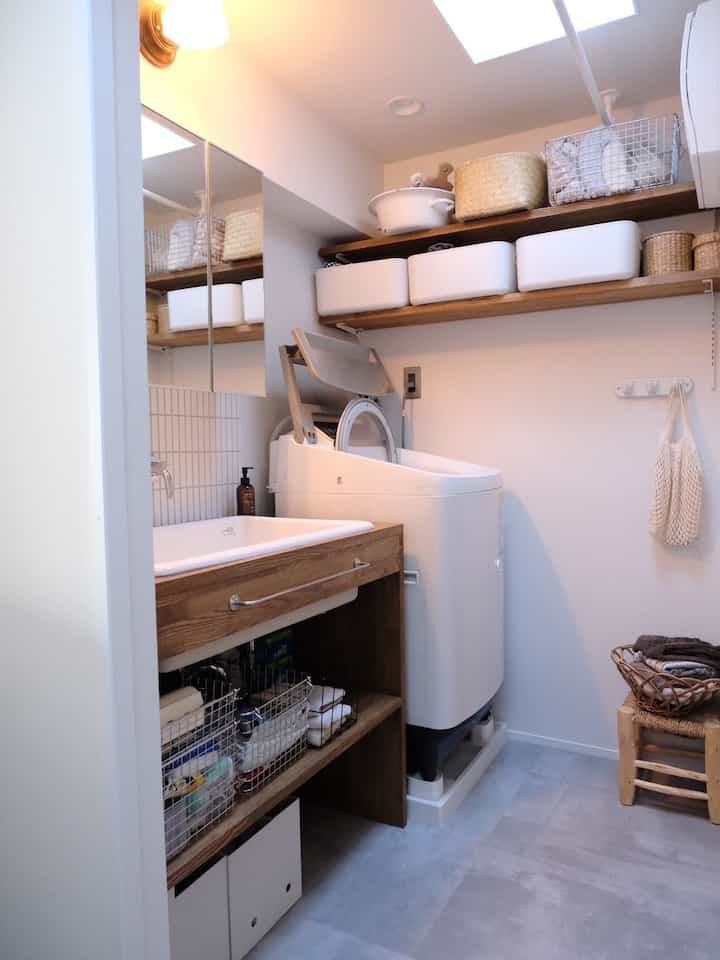 狭いマンションの狭い洗面＆脱衣所
好きなパーツやランプでお気に入り。
#バスルーム #洗面所インテリア 
#造作家具 