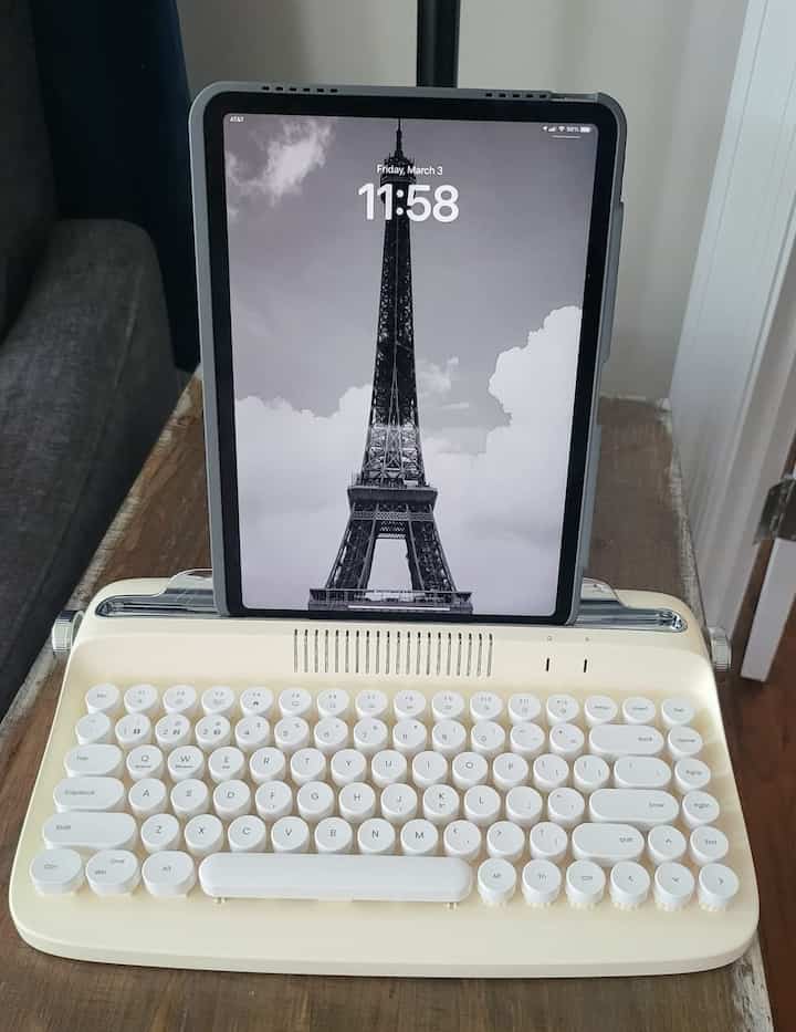 Keeping it classic with this simple white retro keyboard! ✨⌨️ 
#RetroVibes #HomeOffice