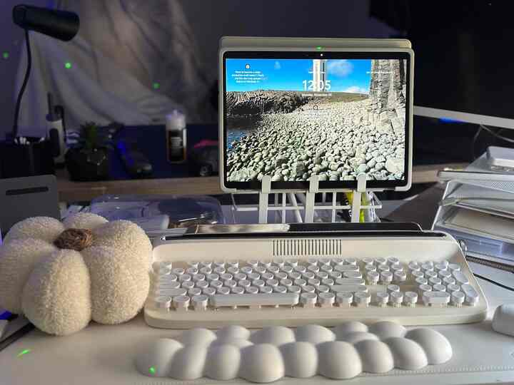 Love how my white retro keyboard perfectly matches my white home desk! 🖥️✨ #DeskGoals #HomeOfficeAesthetic