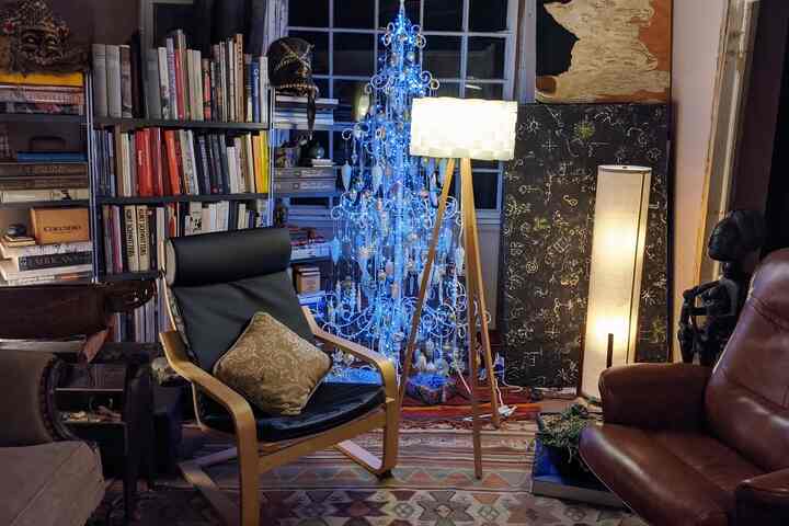 Menciptakan suasana hangat dan mengundang dengan lampu lantai yang ceria dan dekorasi Natal yang nyaman di ruang tamu! 🎄✨ #ChristmasVibes #CozyHome
