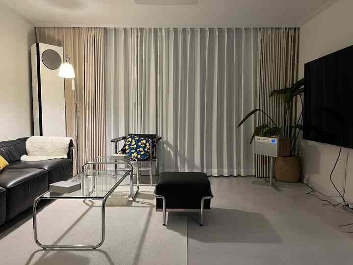  #ftc4기이야기 #집꾸미기 #방꾸미기 #거실 #거실인테리어 #거실꾸미기 #lc3 #르코르뷔지에 #lecorbusier #스툴 #풋스툴 #소파 #미니소파 #발받침 #거실테이블 #소파테이블 #거실러그 #쇠테리어 #미드센츄리

