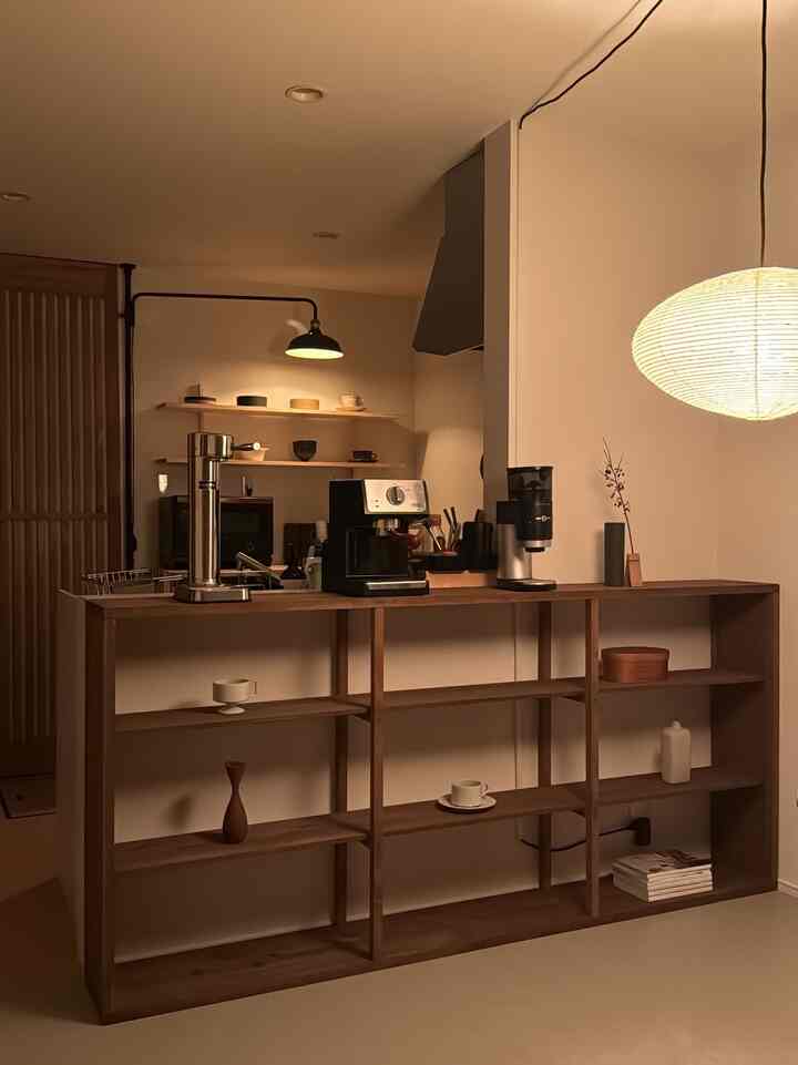 カウンターキッチンの前にちょうど収まる棚をDIY🪚コーヒー器具の置き場と見せる収納に変わりました☕️

#和モダン #和モダンインテリア #ジャパンディ #モダンインテリア #無機質インテリア #ミッドセンチュリー #ミッドセンチュリーモダン #北欧家具 #ルームツアー #賃貸インテリア #インテリア  #賃貸暮らし
#japandi #japandistyle #midcenturymodern #midcentury #집스타그램 #침실인테리어 #집스타그램 #인테리어소품 #무드등 #아파트인테리어 #interior #interiordesign #coffestation