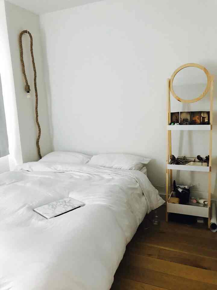 Tetap tenang dan sederhana dengan tempat tidur putih dan dekorasi minimalis! Lebih sedikit memang lebih baik. 🤍🛏️ #MinimalistLiving #BedroomInspo