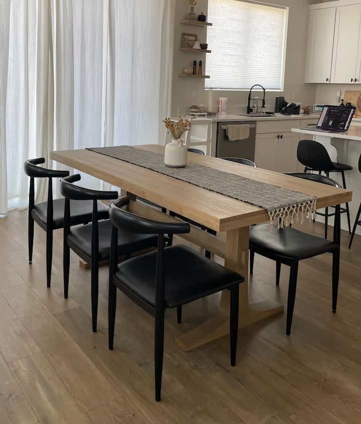 Suka sekali kontrasnya! Meja kayu saya sangat cocok dengan kursi hitam modern yang ramping ini. 🍽️✨ #HomeDecor #DiningStyle