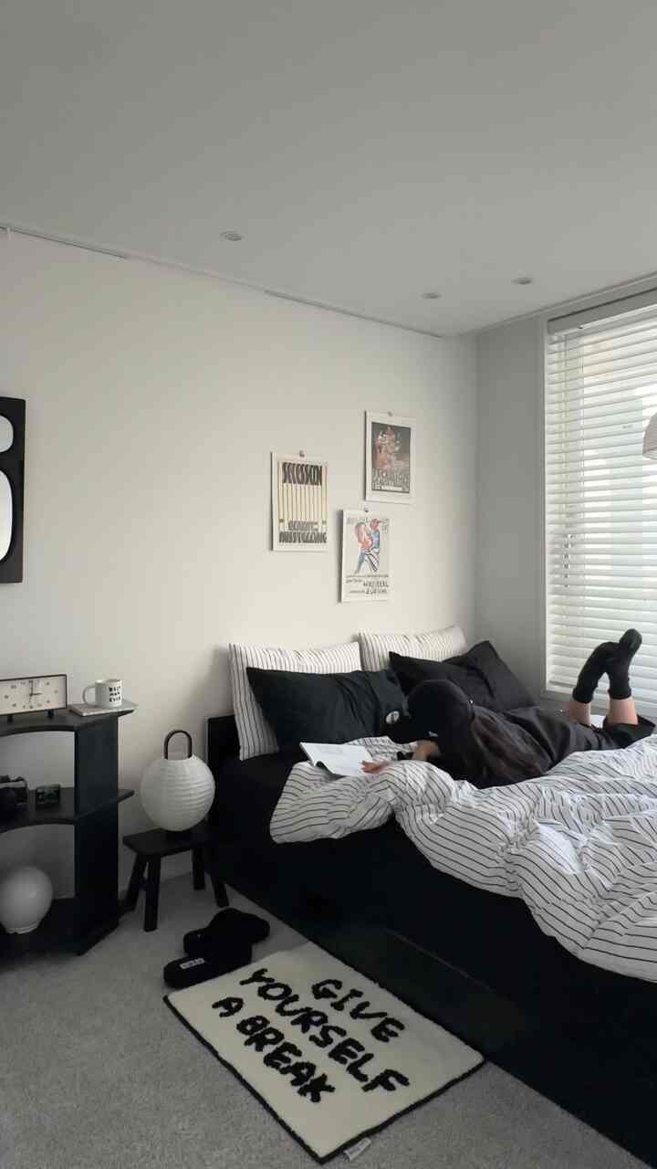 #애정하는오브제 好きなオブジェ一気に打ち込んだブラック＆ホワイトの寝室のインテリア。 

フル所有ならどうでミニマルならどうだろう。私がよかったら😎  #블랙인테리어 #침실인테리어 #침실꾸미기 #침실데코 #소품인테리어 #인테리어소품 #작은집인테리어 #bedroom #bedroomdecor #bedroominspo