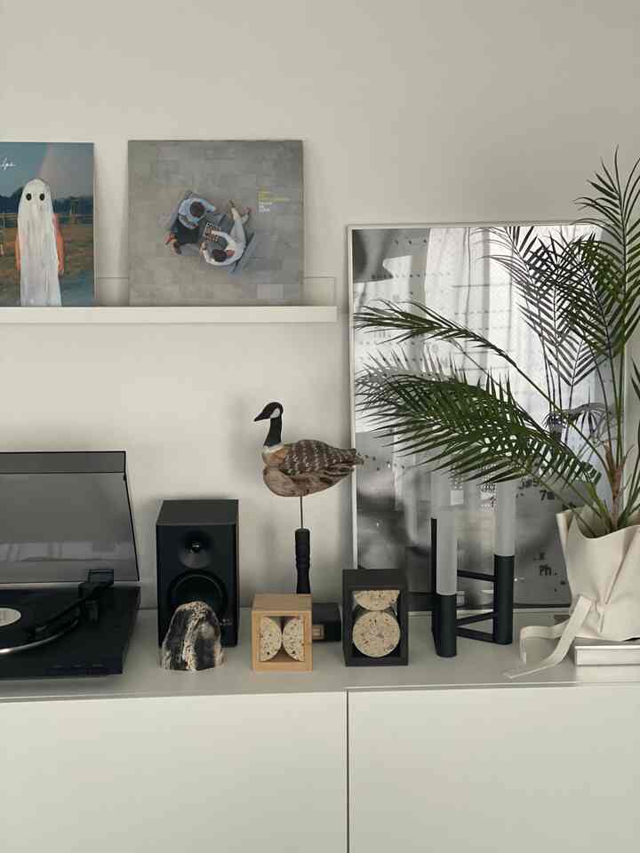 レコードコーナーがいい感じにゴチャついてきました。
白布で買ったSENDAI FORME。
国産広葉樹の有効活用、地域素材の生産背景を伝えるブランドで、秋保石(あきういし)と広葉樹を組み合わせて作られたもの。
デザインも制作ストーリーも素敵です👏 
ブックエンドとしてもオブジェとしてもお気に入り。


#レコード #飾り棚 #オブジェ #オブジェインテリア #ブックエンド #本棚インテリア 
