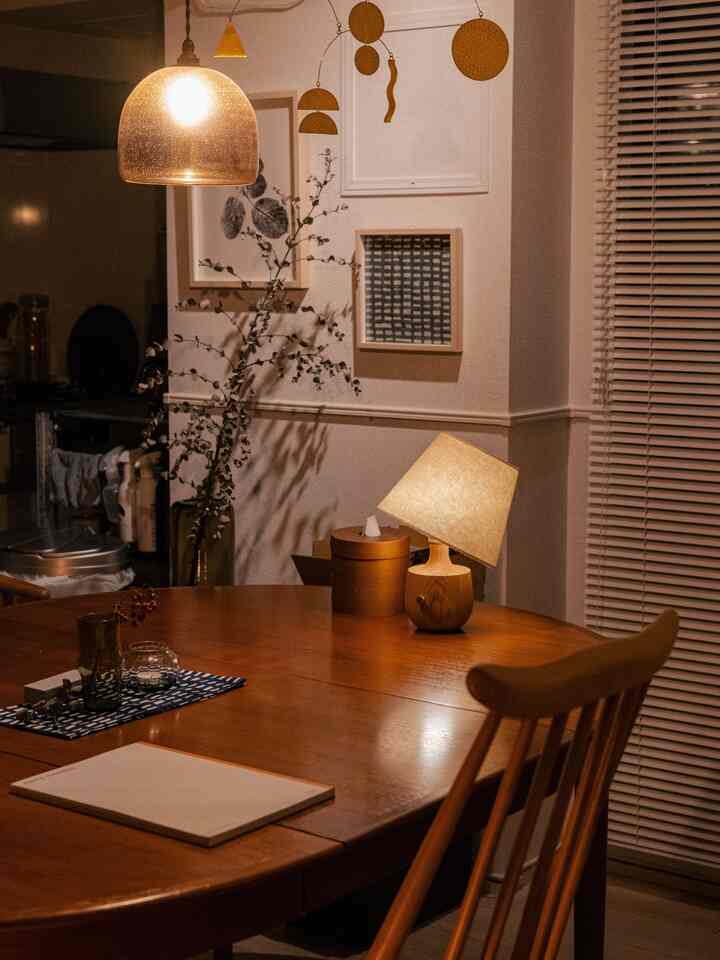 リセノのテーブルランプはダイニングテーブルに置いても良い感じ。 #ダイニングインテリア #間接照明 #dining #ERCOL