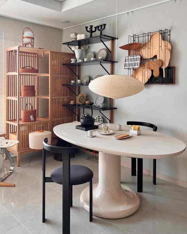 Hari yang menyenangkan untuk minum teh di meja yang cantik

#Titik Datar #허쉬테이블 #세라믹테이블 #원형테이블 #다이닝테이블 #셀프인테리어 #식탁인테리어 #홈스타일링 #식탁추천