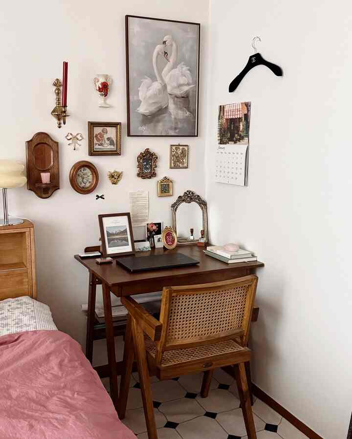 一番奥にある私の大切な空間..♥️


#cozyhome#myroom家＃デスクを飾る＃アンティークデスク＃デスクテリア＃デスクスター＃壁＃カレンダーを飾る＃フレンチインテリア＃ヨーロッパのインテリア