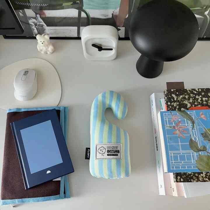 #제품제공 @flopy.seoul 
フロッピーでかわいいルームファブリックドアハンガーがリリースされました。
色味も多様で形も可愛くて戸棚だけでなく、家のあちこちの空間にもよく似合うドアハンガー ෆ 

中に石膏が入っていてルームスプレーを振りかければ、部屋の中に香りもほのかに広がるメリットもあり、特別な家がプレゼント探しているならドアハンガーにおすすめですよ ʕ•ᴥ•ʔ!!

フロッピーから出たタオルブックもインテリア小物＋タオルで使い勝手が良かったのですが、ドアハンガーはインテリア小物＋芳香剤＋ドアハンガー用途に使えるので一石三条テム、、🎈🤍 思心いっぱい盛り込んでお勧めいたします🌀🫧

#flopy #플로피 #도어행거 #룸패브릭도어행거 #프래그런스