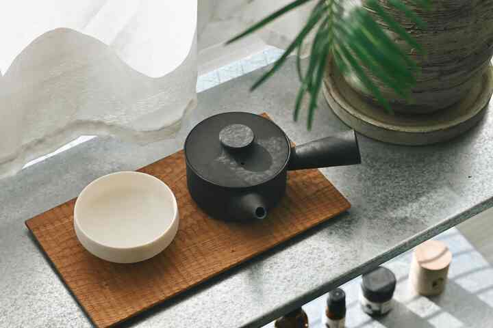 Mug dan peralatan minum teh favorit saya, seri barang-barang bergaya Jepang 🍵
Saya suka teko dan cangkir tehnya, jadi saya senang menggunakannya bersama-sama saat saya sesekali makan manisan Jepang.

#Peralatan makan #器好き #器のある暮らし #茶器 #食器 #マグカップ #ディスプレイ #ディスプレイ棚 #食器棚 {8 #Rak} #インテリア #インテリア雑貨 #丸椅子 #IKEA #IKEA棚 #シェルフ #観葉植物